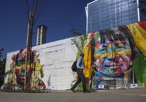 Coloridos y festivos murales alegóricos a la cita olímpica contrastan con el estado de ánimo de los ciudadanos.