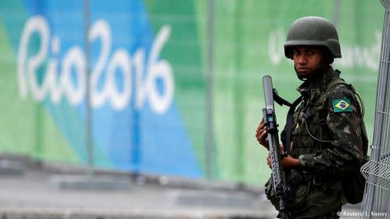 Militar custodia el ingreso a un estadio en Río ayer