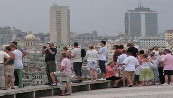 El Malecón en La Habana punto de encuentro de los visitantes del interior cubano