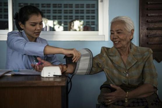 Una mujer se mide la presión arterial en una clínica en Bangkok