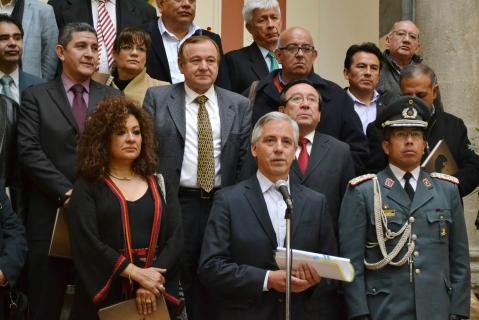 García Linera y miembros de ASBORA, ayer en La Paz