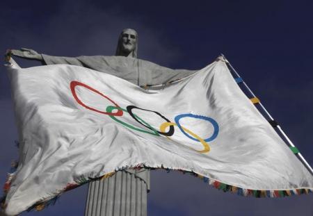 La bandera olímpica frente al Cristo Redentor en Río de Janeiro