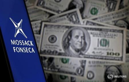 lustración fotográfica que muestra un celular con el logo de Mossack Fonseca frente a billetes de 100 dólares 