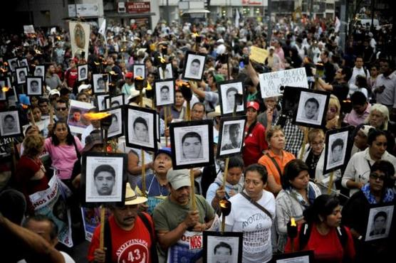 Los padres de los 43 estudiantes desaparecidos de Ayotzinapa en una manifestación en Ciudad de México