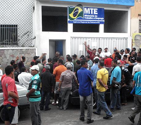 Desocupados brasileños se aglomeran ante una oficina de empleo
