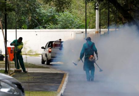 Aplicación de insecticida en instalaciones para prensa en sedes olímpicos, Río de Janeiro, ayer