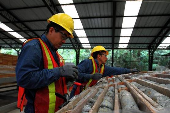 Mineros ecuatorianos en plena tarea