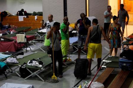 Inmigrantes cubanos limpian refugio temporario en Panamá