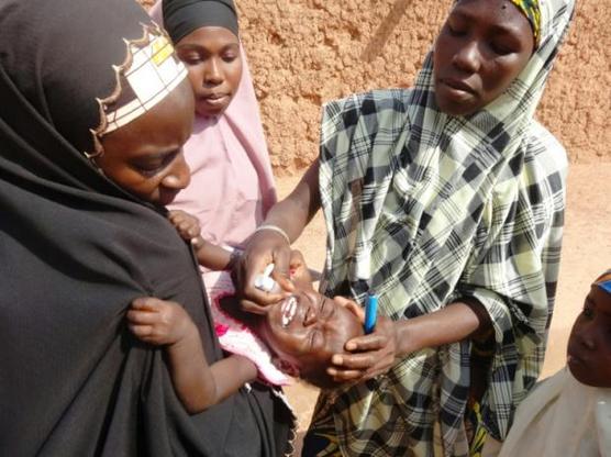 Una vacunadora administra gotas orales a un niño en el distrito de Dawanau de Kano, en el norte Nigera 