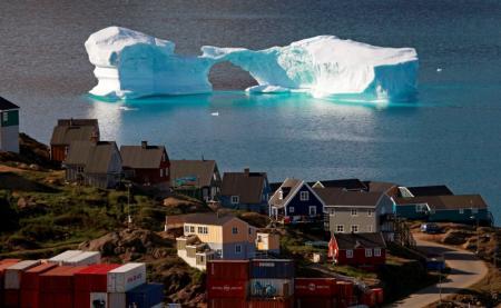 Un iceberg flota frente a un puerto de la ciudad de Kulusuk, en Groenlandia occidental