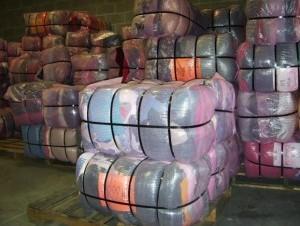 Bultos de textiles importados en el puerto