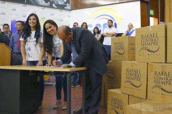 Las representantes del colectivo Rafael Contigo siempre entregaron más de un millón del firmas en el Consejo Nacional Electoral.