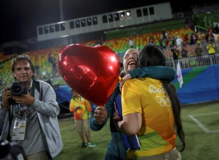 La rugbista brasileña Isidora Cerullo abraza a Marjorie, tras recibir una propuesta de matrimonio