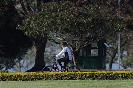 Rousseff pasea en bicicleta ayer