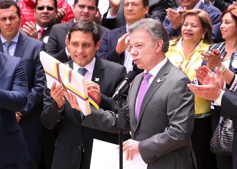 Juan Manuel Santos, declara el cese el fuego con las FARC y entrega el texto definitivo de paz al presidente del Congreso