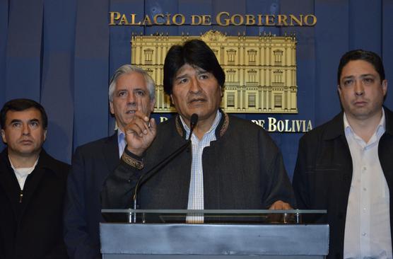 Morales y García Linera, junto a legisladores y funcionarios, ayer en La Paz