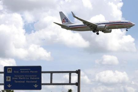 Un avión de American Airlines se prepara para aterrizar en el Aeropuerto Internacional José Marti, en La Habana