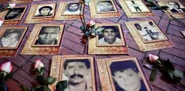 Fotos de desaparecidos expuestas en Bogotá durante la firma del acuerdo de paz