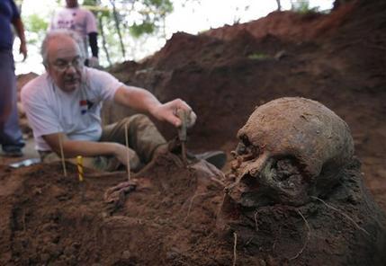 Restos óseos encontrados bajo tierra en el cuartel general de la policía nacional en Asunción, Paraguay.