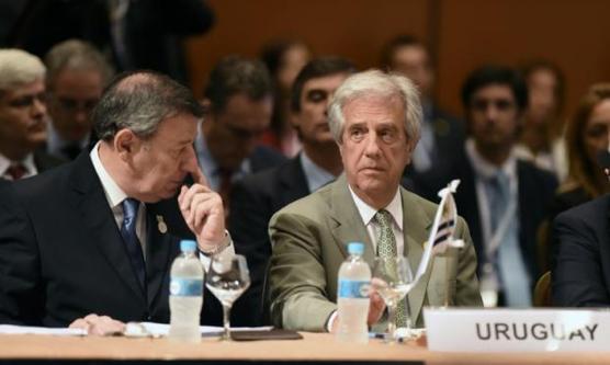 El canciller uruguayo, Rodolfo Nin Novoa (i), junto al presidente de Uruguay, Tabaré Vásquez