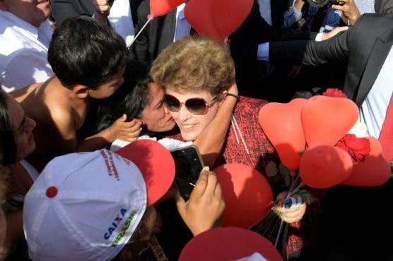 Dilma Rousseff saluda a sus seguidores al abandonar el Palacio Alvorada en Brasilia, ayer