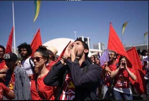 Partidarios de Dilma Rousseff cantan consignas contra el presidente Michel Temer.