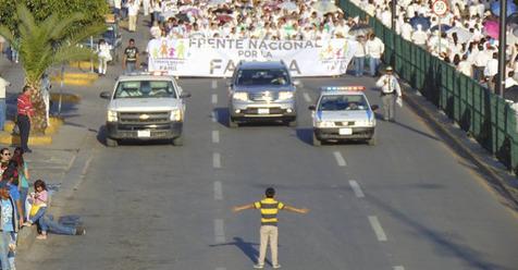 El niño mexicano que intenta detener una masiva marcha contra el matrimonio igualitario