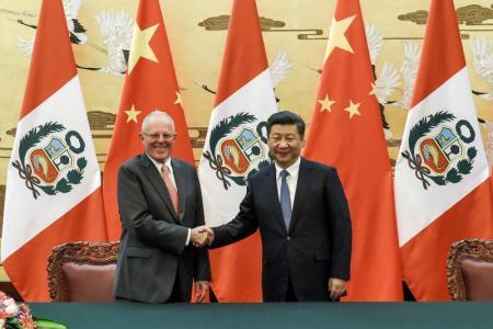 El presidente chino Xi Jinping se da la mano con el presidente peruano Pedro Pablo Kuczynski