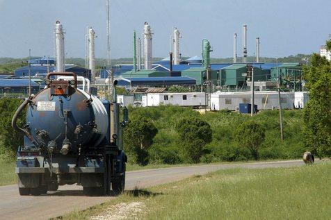 Un camión petrolero ingresa en la zona de extracción de crudo en Puerto Escondido, Cuba. 