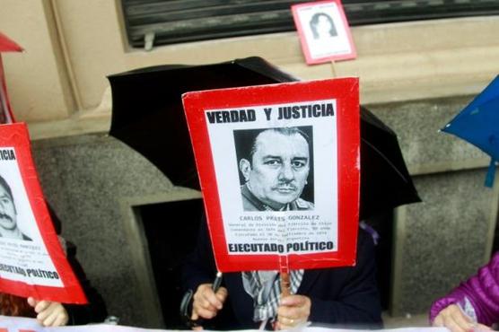Carteles con fotografías de secuestrados por Pinochet