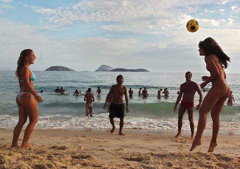 Bellas mujeres, playas y cuerpos al sol, los cariocas celebran el día que honra a la infidelidad