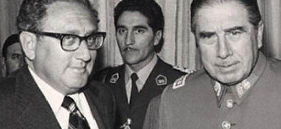 Pinochet y Kissinger sonrien como complices