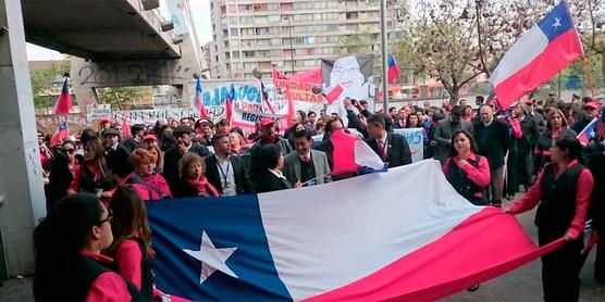 Trabajadores del Registro Civil en Santiago, ayer