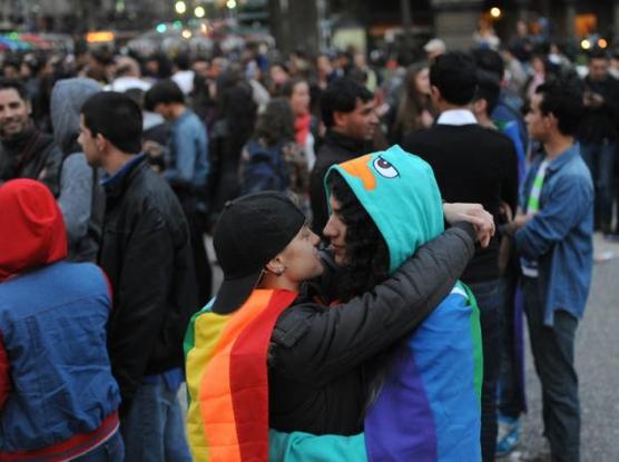Una pareja homosexual durante la marcha de la diversidad en Montevideo,