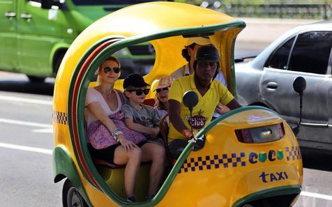 Un taxi, al amparo del crecimiento del turismo. Imagen típica de La Habana. 