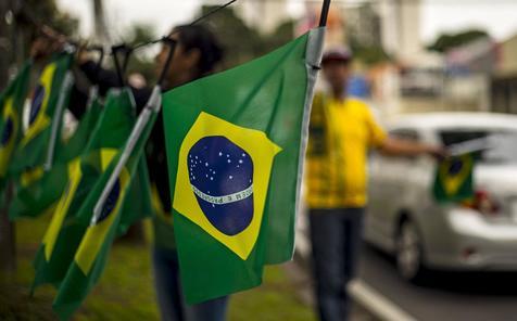 Venta de banderas ayer en Sao Paulo