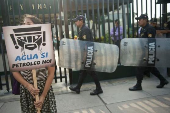 Peruanos protestan ayer en Lima