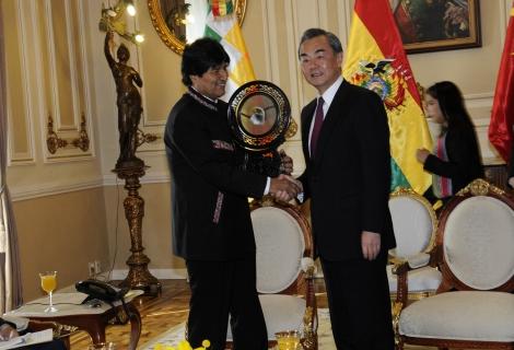 Evo Morales y el canciller chino Wang Yi, ayer en La Paz