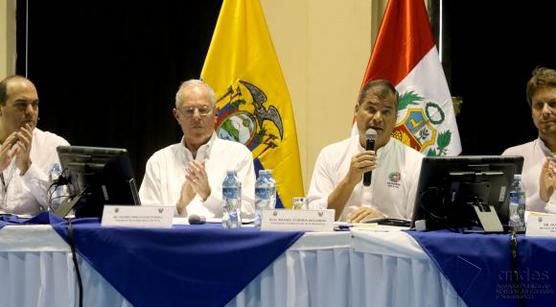 Rafael Correa (d) y Pedro Pablo Kuczynsk , ayer en Macas
