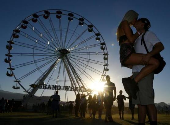 Dos enamorados se besan en el festival de música Desert Trip en Indio en Estados Unidos
