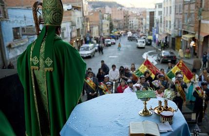 Richard Lipacho oficia una misa en honor al Señor de la Exaltación frente a un mercado en La Paz, Bolivia.