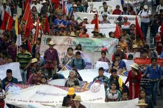 Indígenas guatemaltecos marchan en demanda de reformas sociales en el "Día de la Hispanidad" 