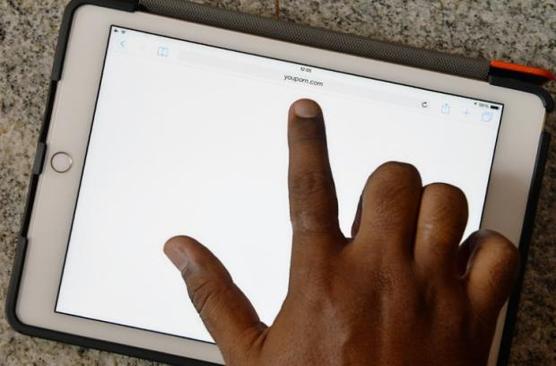 Un usuario de internet navega con una tablet 