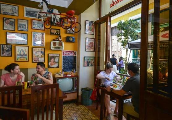 Turistas en el restaurant privado La Vitrola en La Habana 
