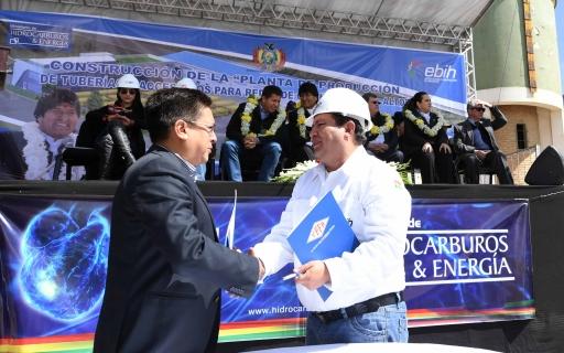 Evo Morales saluda a un empresario coreano