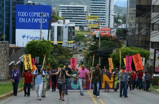 Indígenas y activista defensores de los derechos humanos marchan ayer en Tegucigalpa