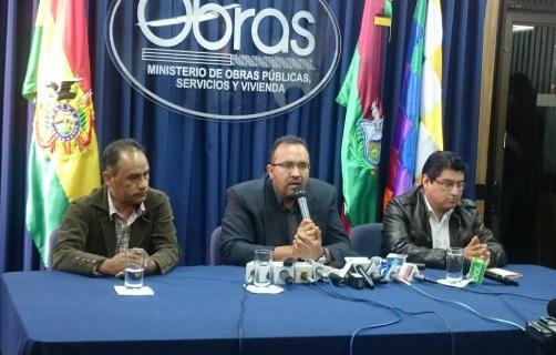 Claros informa a la prensa ayer en La Paz