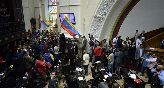 Militantes del chavismo irrumpen en la Asamblea Legislativa