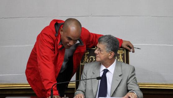  Henry Ramos Allup (derecha), conversa con Héctor Rodríguez del oficialista PSUV antes de la sesión de juicio político.