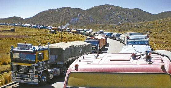 Camiones bolivianos varados